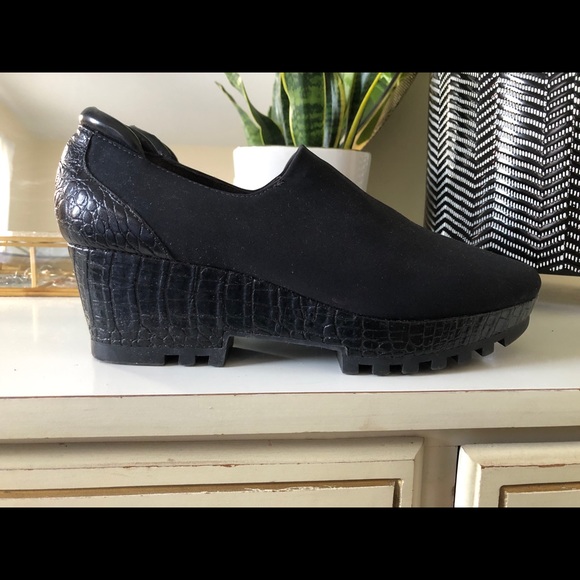 Donald J Pliner nylon/leather embossed wedges - Picture 1 of 6